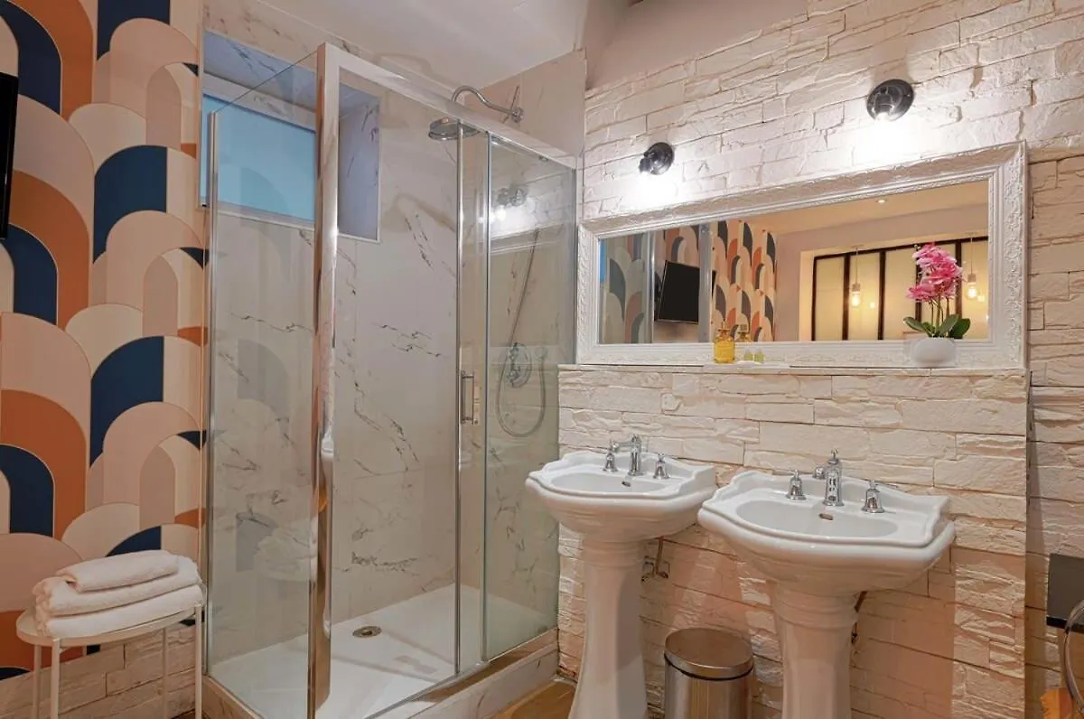 Beautiful And Cosy Small Studio Well Located Paris